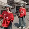 Foto real de la nueva sudadera con capucha de diseño de doble cara para el otoño de 2026 con estampados en la parte delantera y trasera, corte holgado y estilo off-shoulder