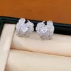 Brincos de agulha prateada com design de folha de zircônia, requintados e elegantes, versáteis para o uso diário, brincos da moda com um toque de luxo leve e alta qualidade, atacado