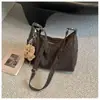 Bolsa tote retrô transfronteiriça para mulheres, nova coleção de outono 2026, uma bolsa de ombro super popular e versátil com grande capacidade, perfeita para o dia a dia e pode ser usada como bolsa transversal.
