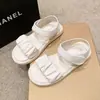Sandálias para Mulheres para Usar no Verão 2025 Novo Estilo Estilo Fada com Saia Versátil Casual Velcro Sola Macia Sapatos Romanos de Praia