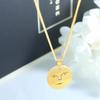 Europa y Estados Unidos frío ins estilo diseño creativo cara sonriente retrato colgante collar acero titanio chapado en oro cadena clavícula joyería P952