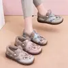 Sapatos de inverno de algodão femininos, forrados com fleece e espessados, no estilo dos sapatos tradicionais de tecido de Pequim, apresentando um design floral, e com uma sola larga e grossa, adequados para mães