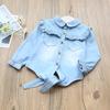 Camisa Jeans Retrô para Meninas Primavera 2026 Camisa Infantil com Laços Franzidos Tendência Casual Versátil para Crianças Pequenas