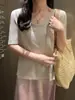 Camiseta feminina estilo Xiaohongshu, novo design verão 2026, corte solto, ombro reto, top de manga curta que afina, com decote U
