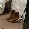 Botas elásticas de tacón de aguja de gamuza con punta fina estilo coreano Chuyuji para mujer, botines cortos versátiles de corte ajustado, cómodas botas estilo Martin con un aspecto elegante
