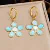 Pendientes florales de alta gama estilo moda europea y americana, colgantes de flor con esmalte azul y blanco bañados en oro, pendientes de aro de acero inoxidable
