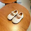 Zapatos pequeños de piel para niñas bebés y pequeñas, nueva colección primavera/otoño 2026, zapatos de vestir sencillos para niños, estilo coreano de princesa, suela suave, elegantes y diseñados para aprender a caminar