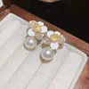 Aretes de Perlas de Camelia Estilo Francés para Mujer, Diseño Popular de Lujo de Nicho, Aretes Florales de Moda con un Toque de Elegancia