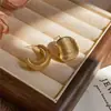 Pendientes Redondos de Tachuela con Patrón de Aguja de Plata Francesa Moda de Alta Gama de Nicho Pendientes Exquisitos Accesorios de Pendientes Versátiles para el Viaje Diario para Mujeres