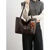 Bolso de hombro versátil para mujer, simple y espacioso, de la nueva colección 2026, con un aspecto sofisticado, adecuado para uso casual y para ir al trabajo, y también se puede llevar como bolso de mano.