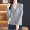 Suéter cardigan feminino de tricô com ponto trançado, cor sólida, gola V, abotoamento simples, com bolsos, estilo europeu e americano, para comércio exterior transfronteiriço