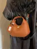Yaozi 2026 otoño temprano nueva moda versátil casual simple bolso de hombro con textura retro, adecuado para ir al trabajo, se puede llevar en la mano o cruzar.