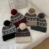 Nuevo gorro de lana jacquard para niños, otoño e invierno, con protección para las orejas, cálido y antifrío, bonito gorro de punto con bola de pelo, conjunto de dos piezas.