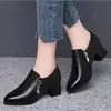 Sapatos femininos de salto grosso com decote profundo, novo modelo outono 2026, sapatos de couro confortáveis e versáteis de salto médio para mães de meia-idade