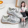 Tênis de Treino Alemão com Bolinhas Moda Retrô para Meninas 2026 Primavera/Outono Novos Sapatos Casuais Esportivos Versáteis para Crianças com Fivela de Metal