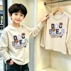 Camiseta de manga comprida para meninos, algodão puro, novo estilo primavera/outono 2026, cor sólida, gola redonda, top de base para crianças mais velhas