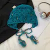 Gorro de punto hueco tejido a mano con borlas florales para mujer, adecuado para fotografía y viajes en el oeste de Sichuan, turbante elegante y único