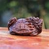 Ornamento de Mão Esculpido em Jacarandá e Sândalo Vermelho, Criatura Mítica Auspiciosa Tartaruga Dragão, Pingente de Madeira Artesanal com Cordão Preto