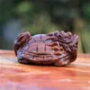Ornamento de Mão Esculpido em Jacarandá e Sândalo Vermelho, Criatura Mítica Auspiciosa Tartaruga Dragão, Pingente de Madeira Artesanal com Cordão Preto