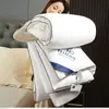 Venta al por mayor de fabricantes de colchas de seda y algodón, colchas de primavera y otoño, colchas gruesas de invierno, colchas para eventos especiales de supermercado, colchas para hoteles y casas de huéspedes