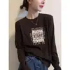 Camiseta de mujer de algodón puro de manga larga, estilo europeo, color marrón oscuro, hombros rectos, moderna y versátil, top favorecedor y elegante, adecuada como capa base