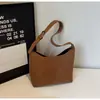 Bolso de Lujo Ligero Estilo Coreano de Nicho para Mujer 2025 Invierno Nuevo Bolso de Hombro Estilo de Gama Alta Versátil para el Trabajo Bolso Cruzado
