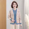 Nueva colección de primavera y otoño: Camiseta de manga corta moderna y elegante para mamás, con un corte holgado que crea un efecto adelgazante, combinada con un conjunto de dos piezas de abrigo, diseñado para mujeres de mediana edad y mayores.