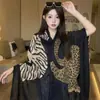 Bufanda de Seda con Estampado de Leopardo y Falso Cachemir Estilo Old Money para Mujer Primavera/Otoño Moda Europea y Americana Ropa de Abrigo de Gama Alta Bufanda Chal para Habitación con Aire Acondicionado