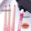 ¡Delineador de labios para una línea de labios definida! Este delineador de labios rosa-marrón es versátil y se puede usar para crear un efecto natural y tridimensional, incluyendo resaltar el rabillo interior del ojo y añadir volumen a los labios.