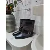 Botines estilo coreano de patchwork para mujer, nueva colección otoño/invierno 2026, con hebilla de cinturón, punta cuadrada y acabado mate retro, diseñados para crear un efecto adelgazante