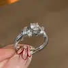 Anel de Zircônia Trançado Cruzado Estilo Vintage Popular do Xiaohongshu para Mulheres, Novo Anel Aberto Ajustável Simples Versátil