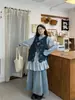 Foto real do novo conjunto de três peças outono 2026 para mulheres: vestido em camadas + colete jeans + saia midi