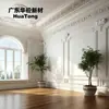 Ventanas de piso a techo francesas de estuco líneas talladas en toda la casa sala de estar de doble altura pared con ventanas arqueadas componentes de relieve integrados hechos a medida
