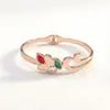 Oferta Especial Fornecimento Direto Novo Estilo Moda Europeia e Americana Transfronteiriça Pulseira de Aço Titânio para Mulheres Joias de Alta Qualidade que Não Desbotam Ornamentos de Madrepérola Branca