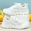 Jinjiang Zapatos Fríos Pegajosos Malla Transpirable Tenis Casual Suela Suave Cómodos Zapatos para Correr al Aire Libre Zapatos Blancos Modernos que Combinan con Todo