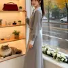 Traje falda casual de alta gama en color gris para primavera y otoño, juvenil y elegante, conjunto de dos piezas de sudadera con cuello polo y falda midi para mujer