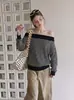 Novidades de outono: suéter de tricô listrado de um ombro, suave, estilo coreano, modelador e elegante, com uma vibe descontraída e casual para mulheres