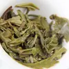 Té pu'er crudo de Yunnan de principios de primavera al por mayor Pastel de siete semillas de té de brotes tiernos de principios de primavera marrón punta de primavera 357g