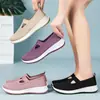 Zapatos de Mujer 2026 Verano Nuevo Modelo Envío Directo Transfronterizo Slip-On Zapatos de Madre Zapatos de Tela con Suela Suave Zapatos Cómodos de Boca Baja para Personas Mayores