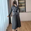 Vestido Plisado Ceñidor de Cintura para Mujer, Longitud Media, Nuevo Estilo Otoño e Invierno 2025, Chaleco de Lana, Conjunto de Dos Piezas Moderno y Juvenil