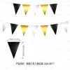 Decorações de festa com tema de Ano Novo em preto e dourado incluem guirlandas de papel, enfeites de favo de mel pendurados, óculos de festa espirais e chapéus de cone.