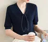 Camiseta Feminina Manga Curta 2026 Nova, Respirável, Gola V, Detalhe Colorido com Laço, Top Tricô de Seda Gelada para Mulheres