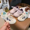 Nuevas zapatillas de niña estilo coreano para niños 2026, zapatos casuales de bloques de color, ligeros, modernos, versátiles, adecuados para primavera y otoño, zapatos para exteriores