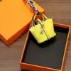 Pingente de mini bolsa cesta, chaveiro de carro em couro de alta qualidade, capa de fone de ouvido, decoração criativa para carro, atacado