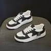 Sapatos brancos pequenos 2023 primavera novo couro Joker sapatos explosões plano sapatos casuais tamanho grande sapatos femininos 40-43
