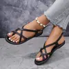 Sandálias retrô leves de calçar, com sola macia, sapatos rasos da moda para comércio exterior, com tiras finas e fivela plana, novo modelo de verão 2026