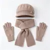 Conjunto de tres piezas para mujeres de mediana edad y mayores: gorro de punto grueso y cálido de otoño e invierno, gorra de béisbol de pelo de conejo, bufanda y guantes