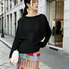 Blusa de manga comprida da série Miyake para mulheres, apresentando um design único, cor sólida, gola redonda, corte solto e uma bainha assimétrica, tornando-a uma camiseta moderna e versátil.