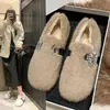 Zapatos peludos chic y sofisticados para el invierno, nueva colección otoño/invierno 2026, forrados de felpa, esponjosos y elegantes