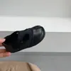 Zapatos de Cuero con Tira en T de Color Sólido Estilo Retro Casual 2026 Principios de Otoño Nuevos Zapatos Individuales para Niñas de Piel Sintética con Punta Dividida Suela Suave